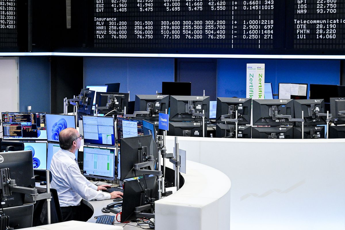 Trading pit with screens